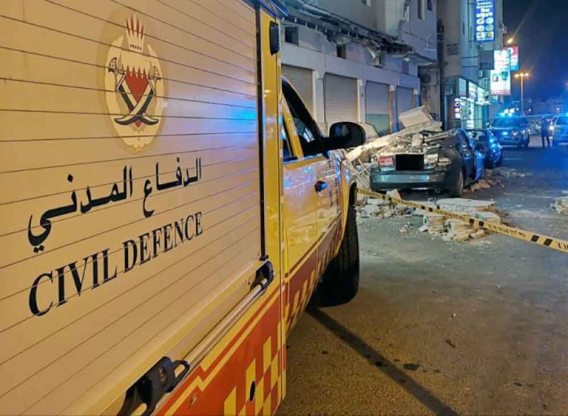 الدفاع المدني: اتخاذ الاجراءات اللازمة حيال سقوط شرفة أحد المباني في القضيبية على عدد من السيارات