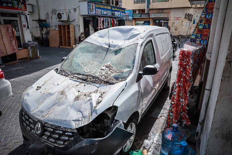 بالصور: أضرار جراء سقوط شرفة مبنى في القضيبية
