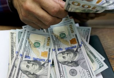 الدولار ينحني بعد مسيرة صعود قوية مدعومة بتقرير الوظائف