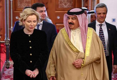 الملك المعظم يشيد بأواصر العلاقات الثنائية مع روسيا