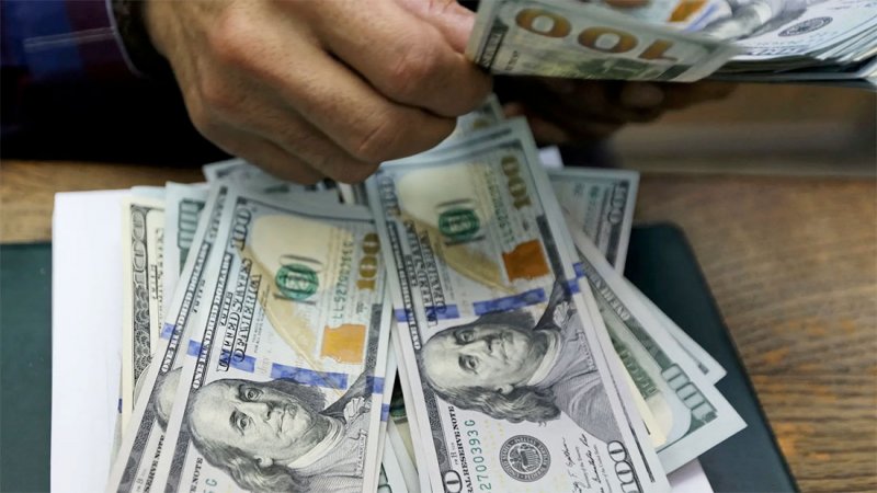 الدولار ينحني بعد مسيرة صعود قوية مدعومة بتقرير الوظائف