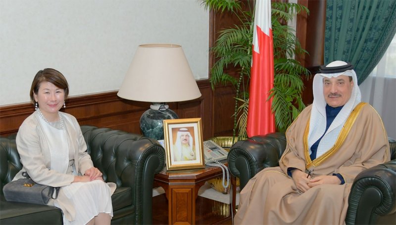 وزير العمل يلتقي سفيرة اليابان لدى مملكة البحرين