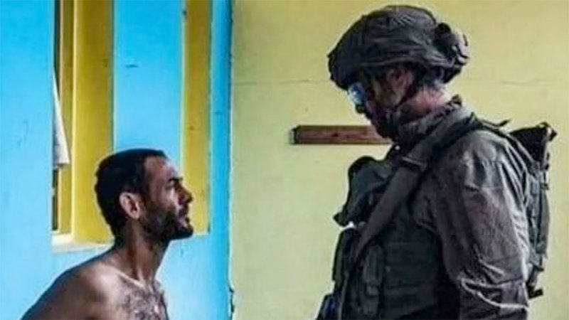 جيش إسرائيل يعلق على صورة "الجندي والمحتجز" ويكشف مصيرهما