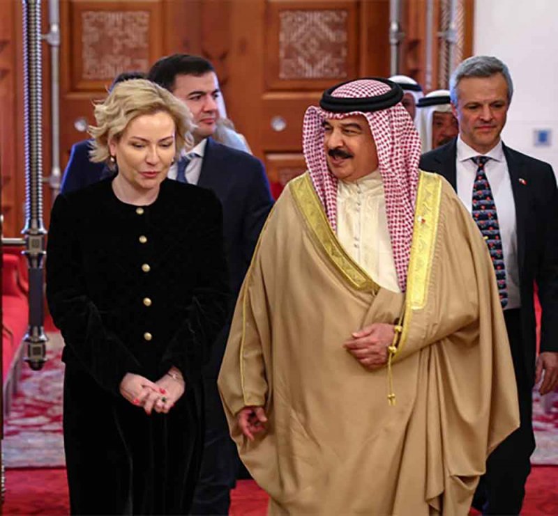 الملك المعظم يشيد بأواصر العلاقات الثنائية مع روسيا