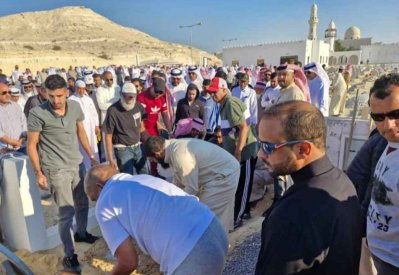 بالصور: تشييع جثمان الفنان خالد الذوادي 