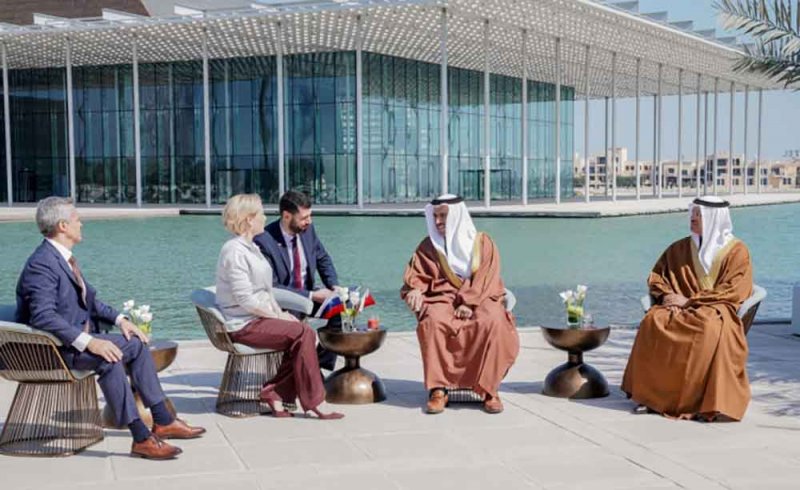 وزير الإعلام ورئيس هيئة البحرين للثقافة والآثار يبحثان تعزيز العلاقات الثقافية مع وزيرة الثقافة الروسية
