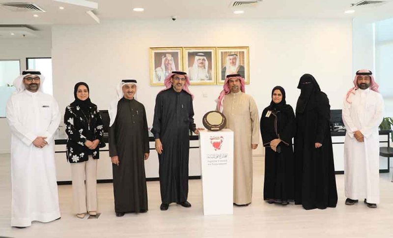 المجلس الأعلى للبيئة يتسلم الدرع الذهبي بمناسبة حصول مركز التراخيص البيئية على تصنيف الفئة الذهبية في برنامج "تقييم 4"  