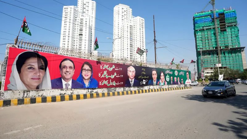 ترجيح تشكيل ائتلاف يقصي عمران خان رغم تصدره انتخابات باكستان