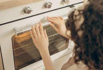 بالفرن بدلا من السرير.. أم تنهي حياة طفلتها بطريقة "جنونية"