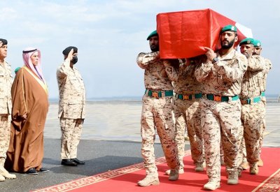 القائد العام لقوة دفاع البحرين في مقدمة مستقبلي جثمان الشهيد الرائد عبدالله راشد النعيمي