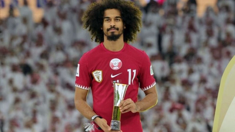عفيف يتوج بجائزتي أفضل لاعب والهداف