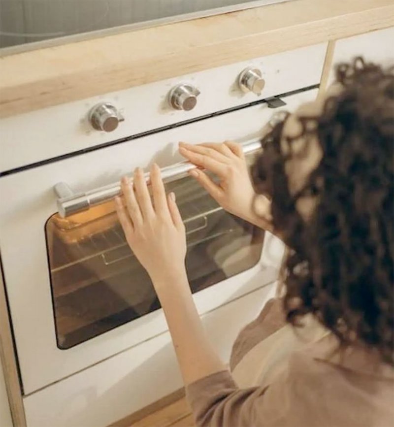بالفرن بدلا من السرير.. أم تنهي حياة طفلتها بطريقة "جنونية"