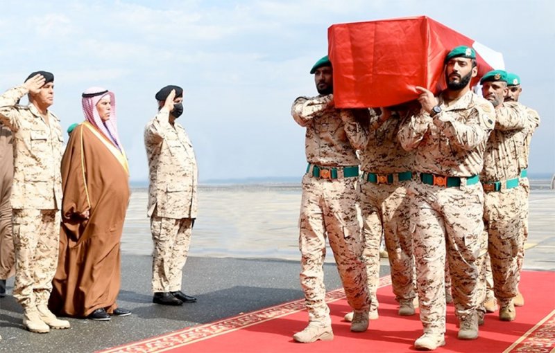 القائد العام لقوة دفاع البحرين في مقدمة مستقبلي جثمان الشهيد الرائد عبدالله راشد النعيمي