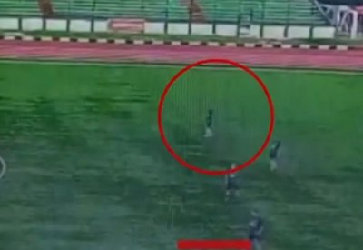 بالفيديو: صاعقة "تقتل" لاعبا في الملعب