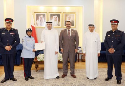 محافظ العاصمة يشيد بإنجازات برنامج مكافحة العنف والإدمان "معاً" أحد مبادرات "بحريننا"