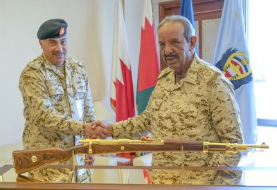 صاحب المعالي القائد العام لقوة دفاع البحرين يستقبل قائد الخدمات الطبية الملكية‎