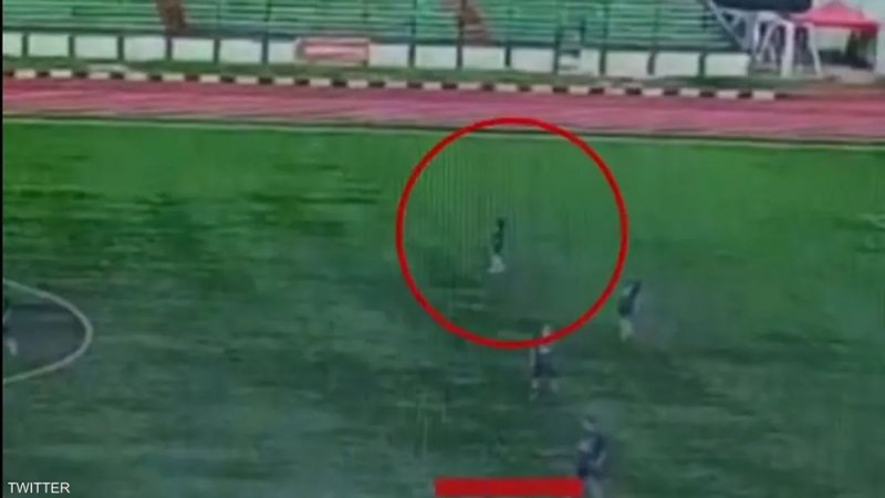 بالفيديو: صاعقة "تقتل" لاعبا في الملعب