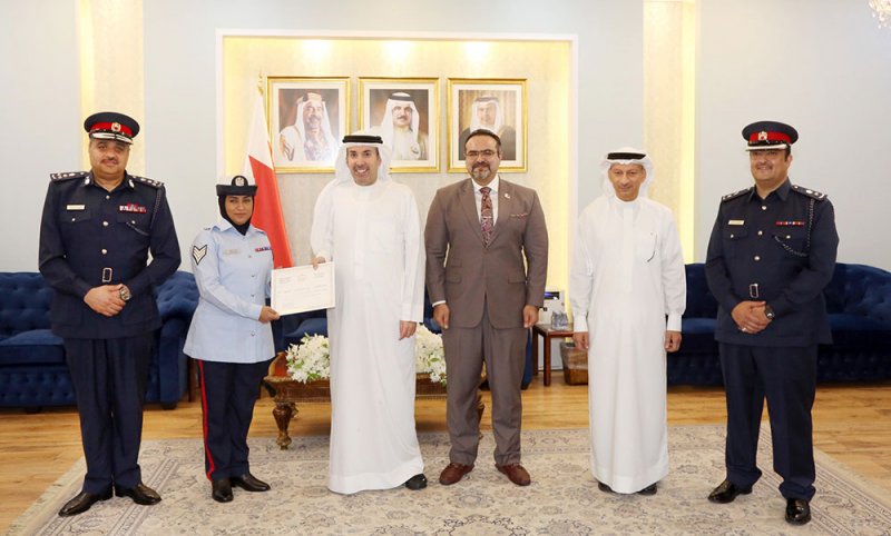 محافظ العاصمة يشيد بإنجازات برنامج مكافحة العنف والإدمان "معاً" أحد مبادرات "بحريننا"