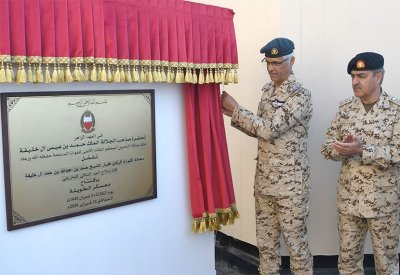 قائد سلاح الجو الملكي البحريني يفتتح مباني معسكر الطويلة