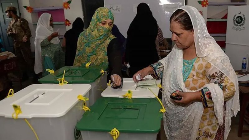 بعد انتخابات غير حاسمة.. حزبان بباكستان يستبعدان تشكيل تحالفات