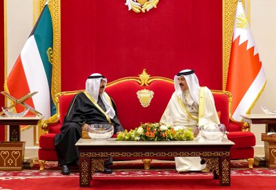 جلالة الملك المعظم في مقدمة مستقبلي صاحب السمو الشيخ مشعل الأحمد الجابر الصباح أمير دولة الكويت الشقيقة لدى وصوله البلاد