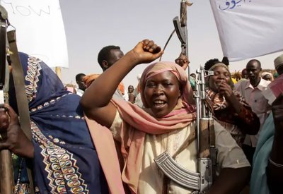 بعد تزايد حالات الاغتصاب.. الجيش السوداني يدرب النساء على استخدام الأسلحة