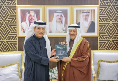 رئيس مجلس الشورى يتسلم نسخة من كتاب "التفويض التشريعي واللوائح التفويضية"