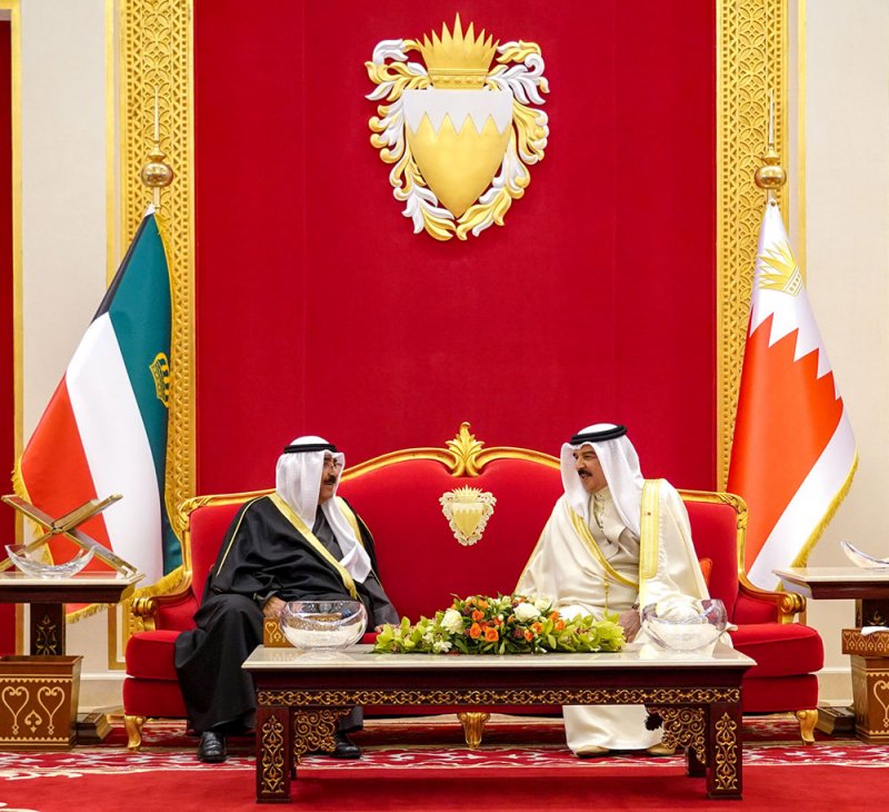 جلالة الملك المعظم في مقدمة مستقبلي صاحب السمو الشيخ مشعل الأحمد الجابر الصباح أمير دولة الكويت الشقيقة لدى وصوله البلاد