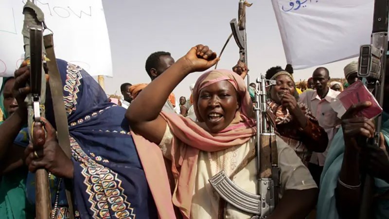 بعد تزايد حالات الاغتصاب.. الجيش السوداني يدرب النساء على استخدام الأسلحة