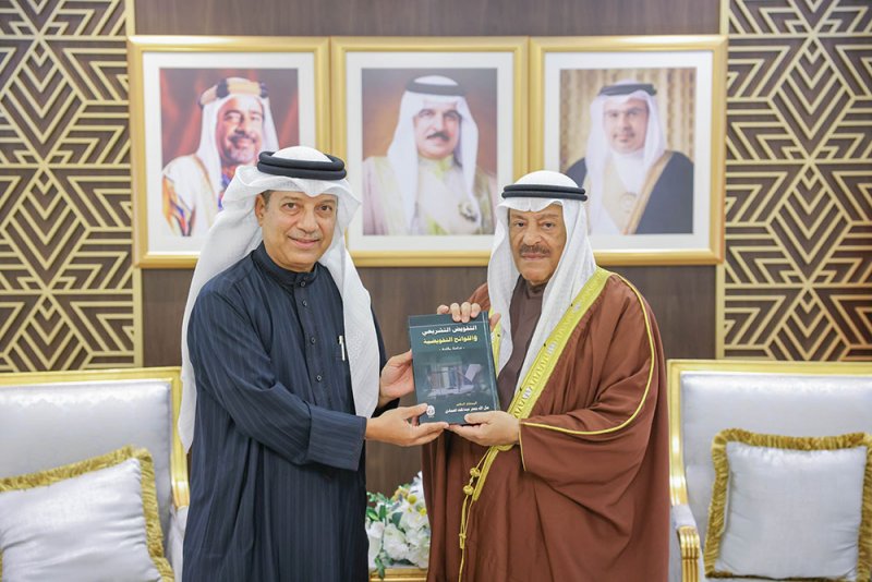 رئيس مجلس الشورى يتسلم نسخة من كتاب "التفويض التشريعي واللوائح التفويضية"