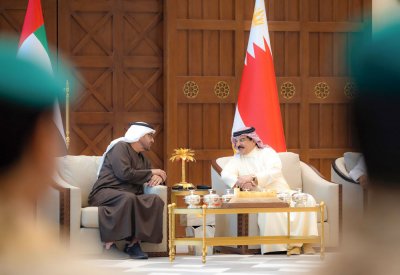 جلالة الملك المعظم القائد الأعلى للقوات المسلحة يتفضل وسمو رئيس دولة الإمارات العربية المتحدة بزيارة قيادة الحرس الملكي