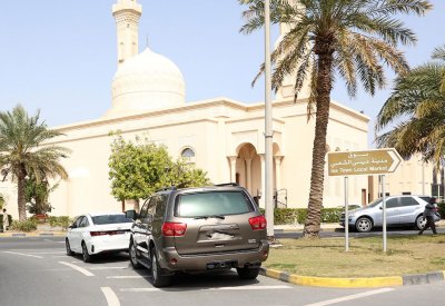 بالصور: في كل جمعة.. عشرات السيارات تقطع الشوارع العامة بمدينة عيسى