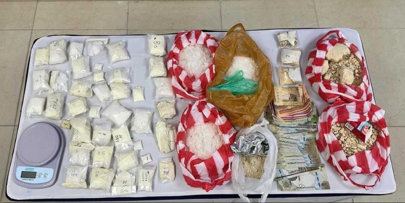 القبض على 5 أشخاص بحوزتهم 5 كيلو جرام من المواد المخدرة والمؤثرات العقلية تزيد قيمتها عن 103 ألف دينار