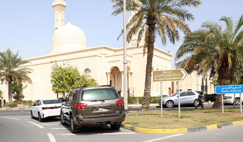 بالصور: في كل جمعة.. عشرات السيارات تقطع الشوارع العامة بمدينة عيسى