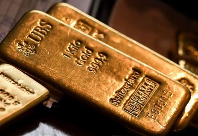 الذهب قرب أعلى مستوى في أسبوع بدعم من انخفاض الدولار