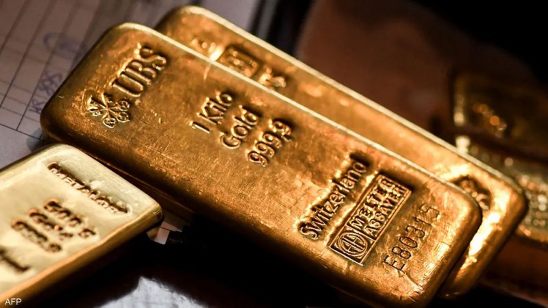 الذهب قرب أعلى مستوى في أسبوع بدعم من انخفاض الدولار