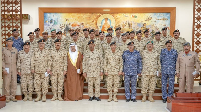 القائد العام لقوة دفاع البحرين يسلم الأوسمة على كبار الضباط