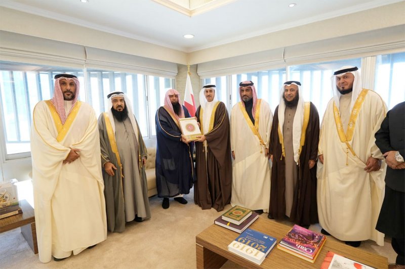 وزير العدل والشؤون الإسلامية والأوقاف يستقبل الشيخ قارئ صهيب ويشيد بدوره في خدمة القرآن الكريم