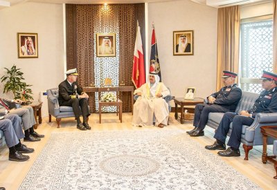 معالي وزير الداخلية يستقبل قائد الأسطول الخامس الأمريكي بمناسبة تعيينه ويشيد بالشراكة الاستراتيجية بين البحرين والولايات المتحدة