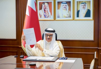 وزير الخارجية يتسلم نسختين من أوراق اعتماد سفيري جمهورية الإكوادور وجمهورية رواندا المعينين لدى مملكة البحرين