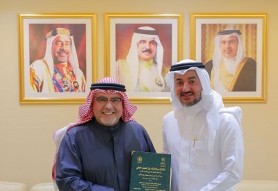 نائب رئيس المجلس الأعلى للقضاء يتسلم من القاضي أحمد ضيف نسخة من رسالة الدكتوراه