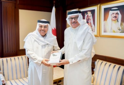 وزير الخارجية يستقبل السفير السابق حمد العامر ويتسلم نسخة من كتابه ”مجلس التعاون.. قلب الصراع الإقليمي “