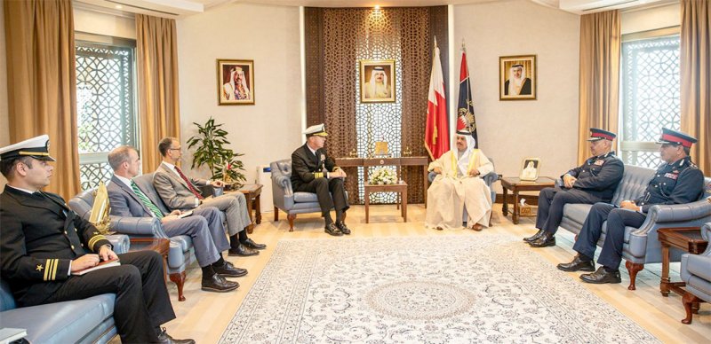 معالي وزير الداخلية يستقبل قائد الأسطول الخامس الأمريكي بمناسبة تعيينه ويشيد بالشراكة الاستراتيجية بين البحرين والولايات المتحدة