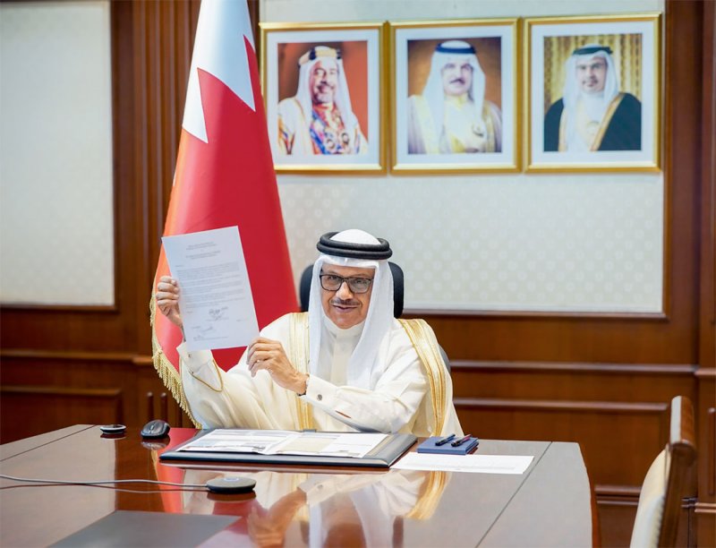 وزير الخارجية يتسلم نسختين من أوراق اعتماد سفيري جمهورية الإكوادور وجمهورية رواندا المعينين لدى مملكة البحرين