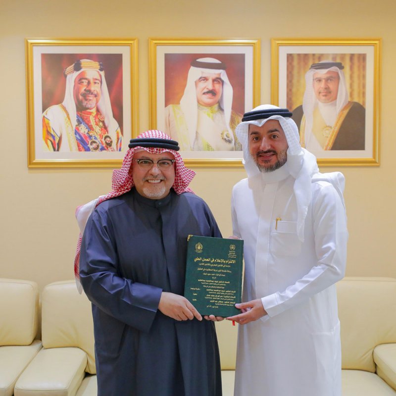 نائب رئيس المجلس الأعلى للقضاء يتسلم من القاضي أحمد ضيف نسخة من رسالة الدكتوراه