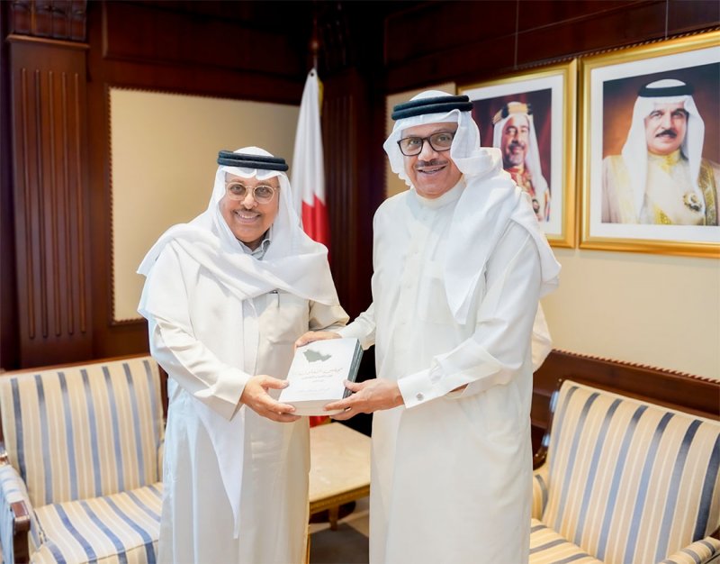 وزير الخارجية يستقبل السفير السابق حمد العامر ويتسلم نسخة من كتابه ”مجلس التعاون.. قلب الصراع الإقليمي “