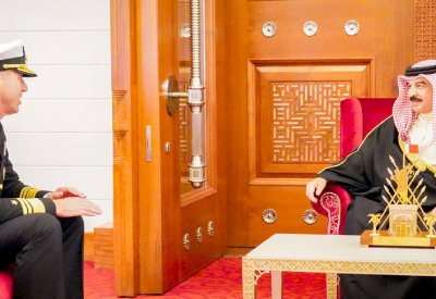 جلالة الملك المعظم يستقبل قائد القوات البحرية بالقيادة المركزية الأمريكية قائد الأسطول الخامس الجديد