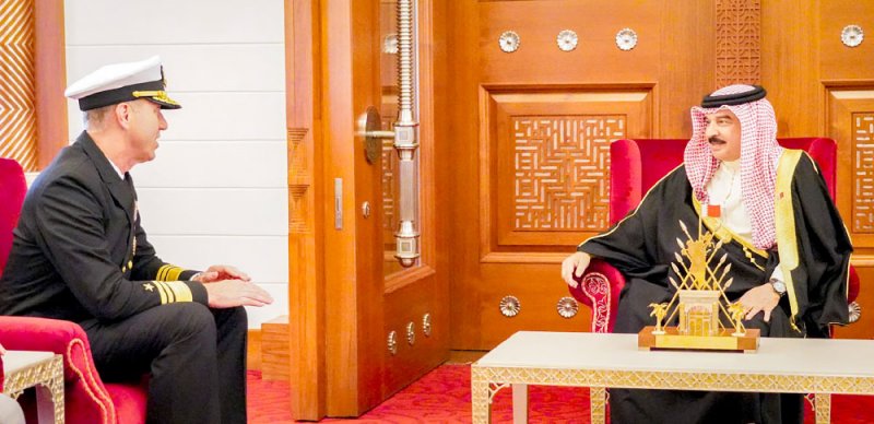 جلالة الملك المعظم يستقبل قائد القوات البحرية بالقيادة المركزية الأمريكية قائد الأسطول الخامس الجديد