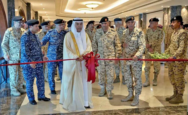 وزير شؤون الدفاع يفتتح قاعة نادي الضباط