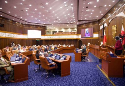 تخفيض لايقل عن 50% على الرسوم التي تفرضها الدولة لمن يحمل بطاقة المسن